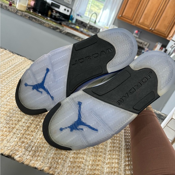 Jordan 5 Laney - Picture 7 of 7